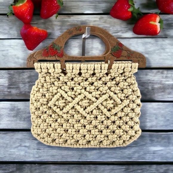 VINTAGE 70’s Macramé Boho Strawberry Handle Cream Woven Clutch Boho - Picture 2 of 8